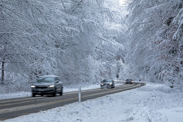Cars driving through snowy landscape, trees, winter, snow, Sieversen, Samtgemeinde Rosengarten, Lower Saxony, Germany