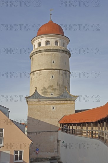 Löpsinger Tor, city gate, city tower with dome, historic rampart with city wall, city fortifications, Nördlingen, Bavaria, Germany