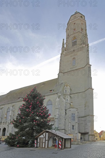 Late Gothic St. Georg church with Daniel church tower and Christmas tree Nördlingen, Bavaria, Germany
