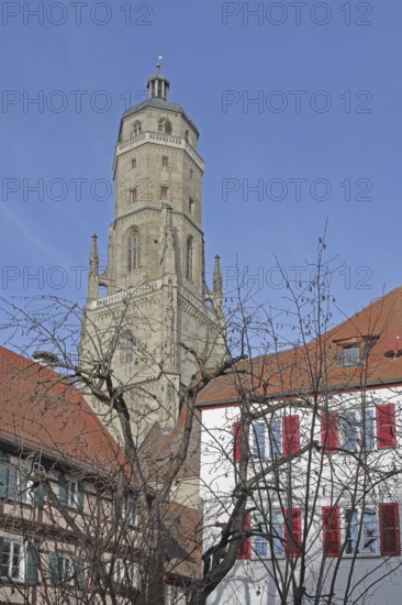 Late Gothic St. Georg church with Daniel church tower, half-timbered houses, Nördlingen, Bavaria, Germany