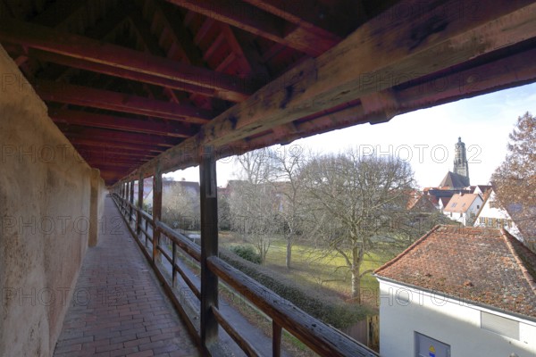 Historic rampart of the city wall, city fortification, St. Georg church, wooden structure with beams, Nördlingen, Bavaria, Germany