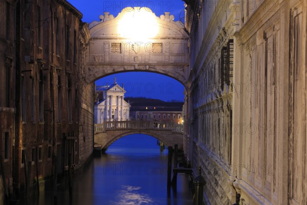 The Bridge of Sighs (Il ponte dei Sospiri), the connection from the Doge's Palace to the new prison, Venice, Veneto, Italy