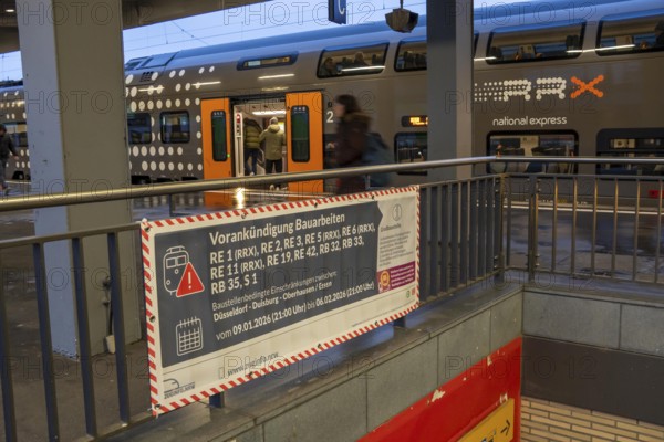 Announcement of restrictions, train cancellations due to construction on the line between Essen, Duisburg and Oberhausen, many regional trains cancelled, RRX, Rhein-Ruhr Express, on the platform at Essen Central Station, North Rhine-Westphalia, Germany