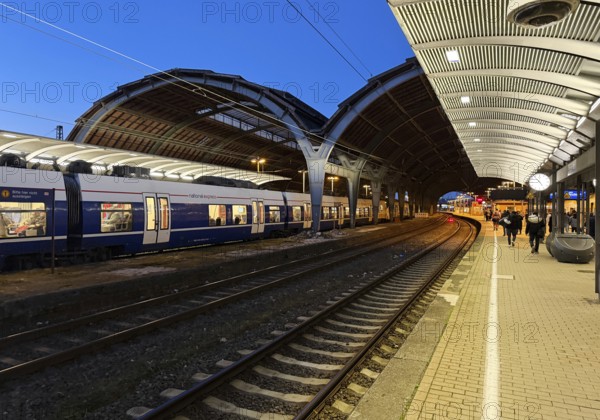 Empty platform with the two-nave platform hall and regional express in the evening, central railway station, Hagen, North Rhine-Westphalia, Germany