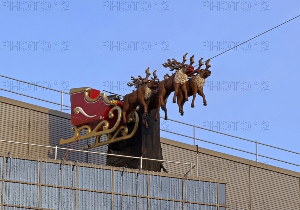 Carriage with reindeer sleigh stands ready for Santa Claus in the sky of the savings bank building, Christmas market, Bochum, Ruhr area, North Rhine-Westphalia, Germany