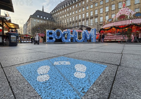 Selfie point with Bochum lettering on the town hall forecourt with Christmas market at Bochum City Hall, Ruhr area, North Rhine-Westphalia, Germany
