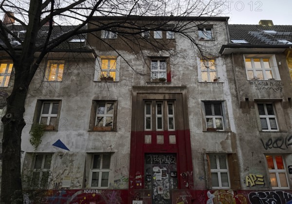 Kiefernstraße, residential street of the left-wing alternative scene with street art on house facades in the morning, Düsseldorf, North Rhine-Westphalia, Germany