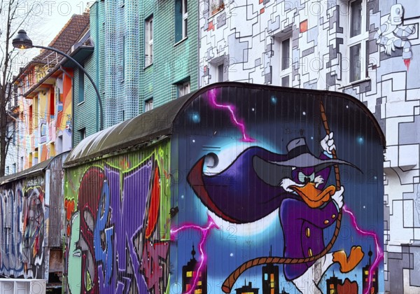 Kiefernstraße with street art and artistically designed construction trailer and street art from the left-wing alternative scene, Flingern, Düsseldorf, North Rhine-Westphalia, Germany