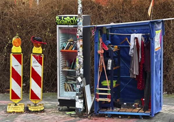 Kiefernstraße, residential street of the left-wing alternative scene with book box and trash treasure, Düsseldorf, North Rhine-Westphalia, Germany