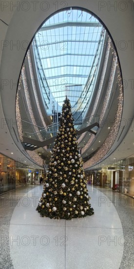 Stilwerk Düsseldorf, interior view, Christmassy decorated elliptical atrium with surrounding galleries in five sales floors, Germany