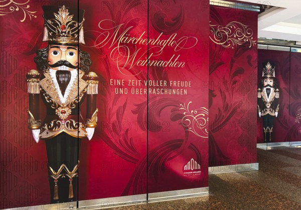 Schadow arcades, noble shopping center, vacant shop cleverly concealed with beautiful presentation, Düsseldorf, Germany