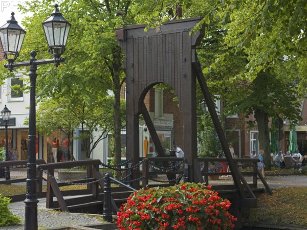 Klappbrücke am Hauptkanal, Papenburg, Emsland, Lower Saxony, Germany