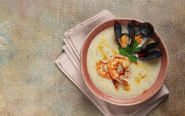 Cream soup, chowder with mussels and shrimp, American cuisine, homemade, no people