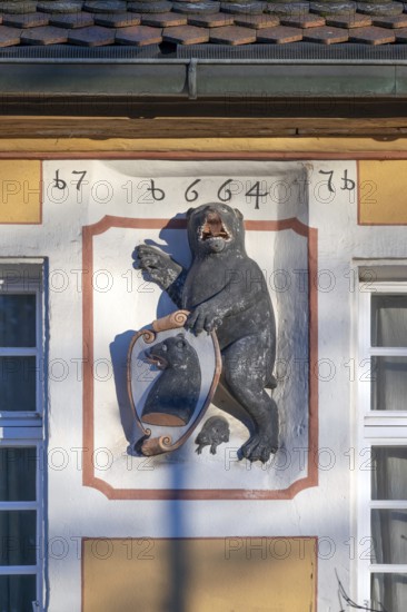Bear with shield, the coat of arms of the Lords of Egloffstein, from 1664, at the former district building, built 1771, Egilolfstraße 82, Egloffstein, Upper Franconia, Bavaria, Germany