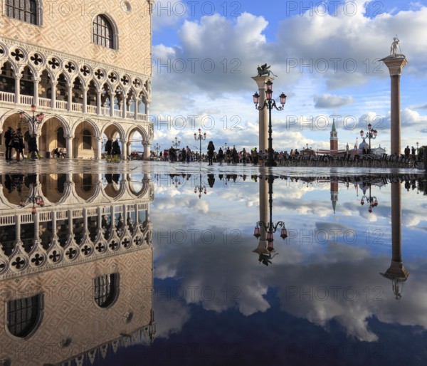 The Doge's Palace and the Pillars of the Piazzetta, St. Mark and St. Theodorus, at high tide, Acqua Alta, San Marco, Venice, Veneto, Italy
