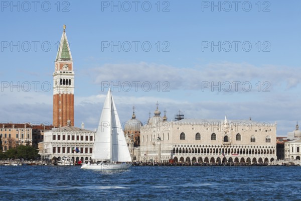 Sailing boat in Bacino San Marco in front of the Piazzetta and the Doge's Palace, San Marco, Venice, Veneto, Italy