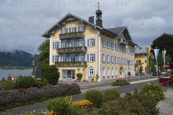 Historic town hall on the banks of Tegernsee, flower decorations in the foreground, town of Tegernsee, Upper Bavaria, Bavaria, Germany