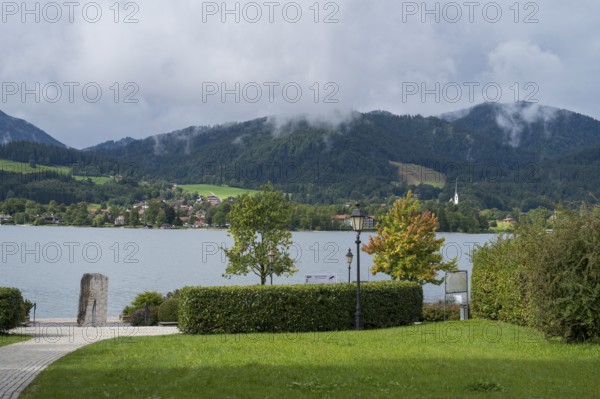 View of the lake from the Tegernsee spa park towards Bad Wiessee, Tegernsee, Upper Bavaria, Bavaria, Germany