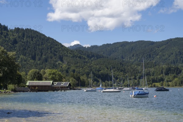 Boathäuser und Segelboote am Tegernsee, Rottach-Egern, Upper Bavaria, Bavaria, Germany