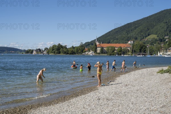 Tourists at Strand Point, St. Quirinus Parish Church, Tegernsee Abbey, Castle with Braustüberl, Tegernsee, Upper Bavaria, Bavaria, Germany