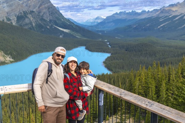Tourists admiring stunning turquoise waters of peyto lake, surrounded by majestic canadian rockies in banff national park, during a sunny day, creating unforgettable family memories