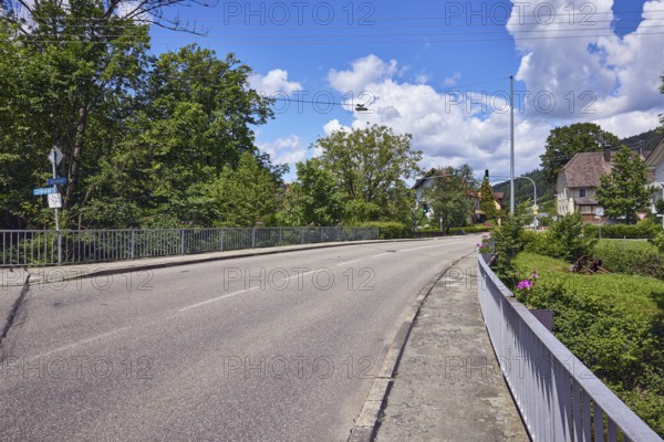 Wilde Gutach river, car bridge and footbridge, houses, sidewalk, lanes, road, hills, hilly landscape, coniferous forest, trees, blue sky, cumulus clouds, Untertalstraße, Simonswald, Black Forest, Emmendingen district, Baden-Württemberg, Germany