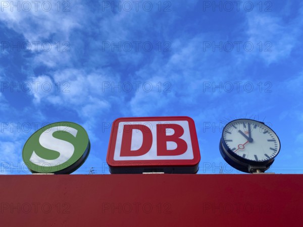 Logo Deutsche Bahn, DB, S-Bahn, clock, sky, blue, Bad Cannstatt station, Stuttgart, Baden-Württemberg, Germany