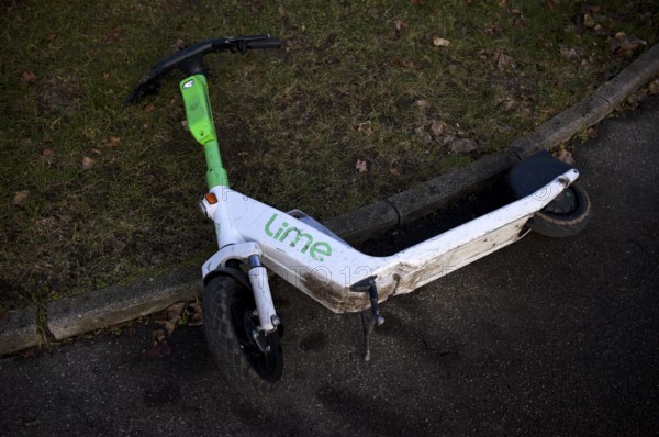 Carelessly left on the side of the road, e-scooter, scooter, in the bike rental company Lime, OnLime and Uber, Stuttgart, Baden-Württemberg, Germany