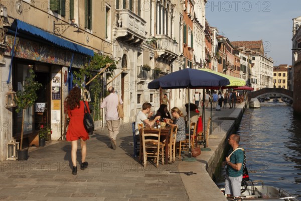 Restaurants on Fondamenta Misericordia, Rio dell Misericordia, Sestiere Cannaregio, Venice, Veneto, Italy