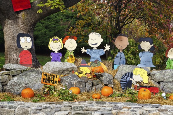 Peanuts cut out wooden figures, comic book character Charlie Brown and his friends in the front garden, pumpkins, decoration for Halloween, Ogunquit, Maine, New England, USA