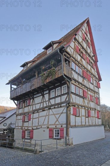 Historic half-timbered house Hoher Will built in 1697 with red shutters, multi-storey, Achgasse, Blaubeuren, Swabian Jura, Baden-Württemberg, Germany