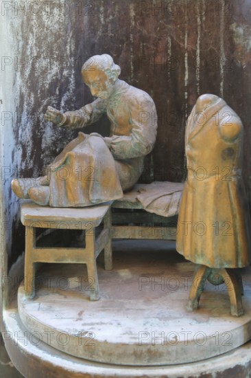 Tailor working clothes at Bonifatius Stirnberg's guild fountain 1983, modern art, bronze sculpture, city history, historical profession, craftsman, sewing, clothing, textiles, textile industry, processing, manufacturing, guild fountain, Reutlingen, Swabian Jura, Baden-Württemberg, Germany