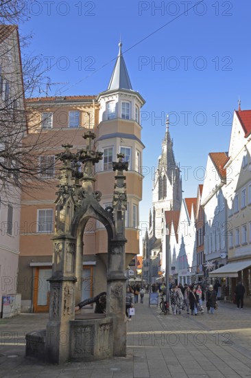 Lindenbrunnen and Wilhelmstraße with Gothic St. Mary's Church, pedestrian zone with pedestrians, Reutlingen, Swabian Jura, Baden-Württemberg, Germany