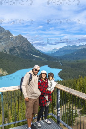 Tourists are admiring the stunning turquoise waters of peyto lake, surrounded by majestic canadian rockies in banff national park, alberta, creating a perfect family vacation memory