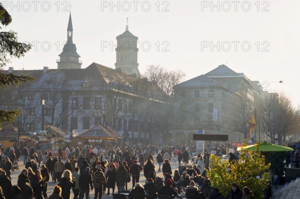 Crowds, many people, passers-by, Königsstraße, shopping, Schlossplatz, behind it collegiate church, pedestrian zone, city center, Stuttgart, Baden-Württemberg, Germany