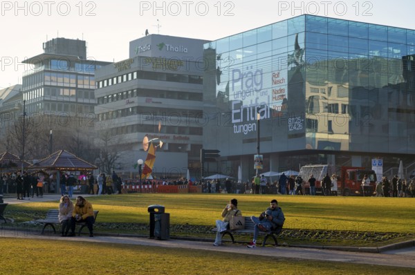 People, passers-by, Königsstraße, Schlossplatz, behind art museum Cube, Wittwer Thalia, pedestrian zone, city, Stuttgart, Baden-Württemberg, Germany