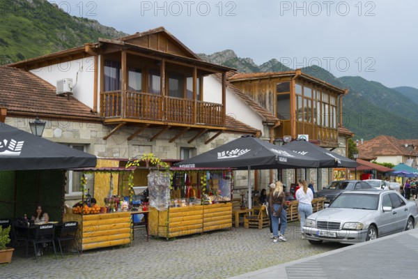 Cosy marketplace with cafes and shops framed by mountains under a cloudy sky, houses on Mtskheta Square, Mtskheta, Mtskheta, Mtskheta, Mtskheta-Mtianeti region, Georgia