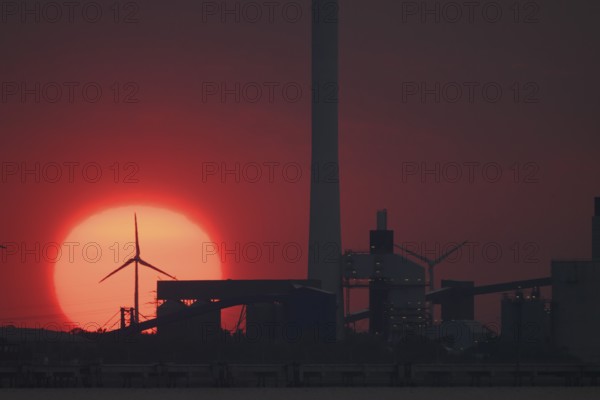 Sunset behind industry and wind turbines, near Jade-Weser Port, intense red in the sky View over the Jade Bay, Eckwarderhörne, Butjadingen, Lower Saxony, Germany