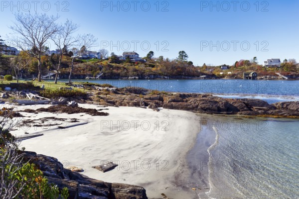 Coastline with sandy beach, private beach, Cedar Beach, Harpswell, Cumberland County, Casco Bay, Atlantic Ocean, Maine, New England, USA