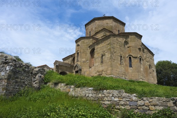 Stone church with grass-covered wall under blue sky, Javari Monastery, Jvari Monastery, Dzhwari Church, Cross Monastery, UNESCO World Heritage Site, Mtskheta, Mtskheta, Mtskheta, Mtskheta-Mtianeti Region, Georgia