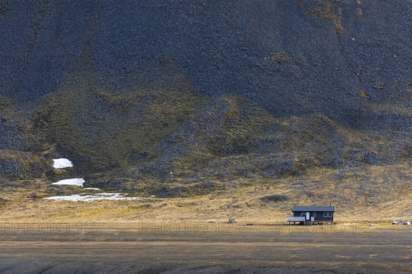 Sunspot on wooden houses in the countryside, mountain, Longyearbyen, Spitsbergen, Svalbard