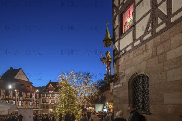 View of the Christmassy decorated Tiergärtnertorplatz in the evening lighting, on the right the Pilatushaus with advent calendar, Obere Schmiedgasse, Nuremberg, Middle Franconia, Bavaria, Germany