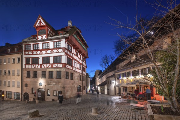 The historic Dürerhaus, on the right the old city wall with a rampart, in evening lighting, Beim Tiergärtnertor, Nuremberg, Middle Franconia, Bavaria, Germany