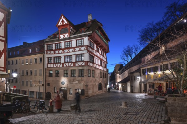The historic Dürerhaus, on the right the old city wall with a rampart, Beim Tiergärtnertor, Nuremberg, Middle Franconia, Bavaria, Germany