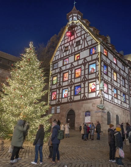 The historic Pilate House with the annual advent calendar, in evening lighting, Am Tiergärtnertor, Nuremberg, Middle Franconia, Bavaria, Germany