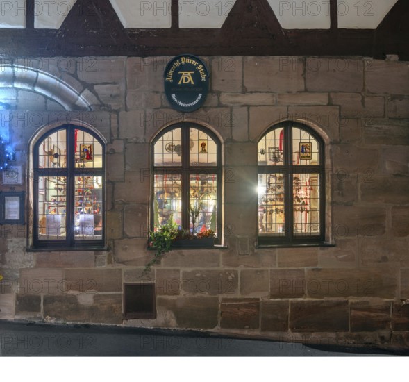 View through the windows of the historic restaurant, Albercht Dürer Stuben, in the old town with Christmas lighting, Albrecht-Dürer-Straße 6, Nuremberg, Middle Franconia, Bavaria, Germany
