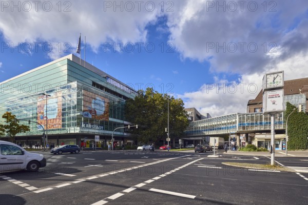 Karstadt Galeria Kaufhof, department store, general architecture, buildings, modern architecture, pedestrian crossing, lanes, cycle path, lantern, public clock, cars, trees, blue sky, cumulus clouds, intersection between Andreas-Gayk-Straße, Stresemannplatz, Sophienblatt and Ziegelteich, Kiel, state capital, district-free city, Schleswig-Holstein, Germany