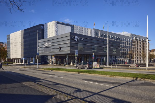 Casino, hotel, Accor Group, Adagio Access, ibis Styles, general development, commercial building, modern architecture, sidewalk, street, lantern, traffic lights, car, trees, autumn leaves, city trees, blue sky, cumulus clouds, Holstenbrücke, Kaistraße, Kiel, state capital, district-free city, Schleswig-Holstein, Germany