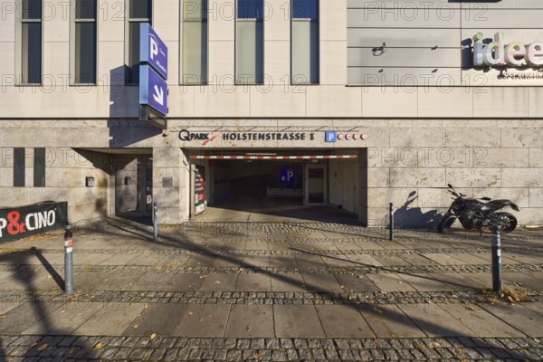 Holstenstraße 1 parking garage, traffic sign parking garage, driveway, commercial building, modern architecture, façade with windows, barrier bollard, driveway, sunny, Wall street, Kiel, state capital, district-free city, Schleswig-Holstein, Germany