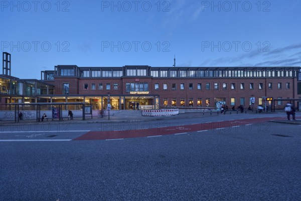 Main train station, bus platform, public transport, public transport, bus shelters, modern architecture, brick buildings, street, pedestrians and people waiting for means of transport as a secondary theme, evening blue hour, blue evening sky, cumulus clouds, Sophienblatt, Kiel, state capital, district-free city, Schleswig-Holstein, Germany